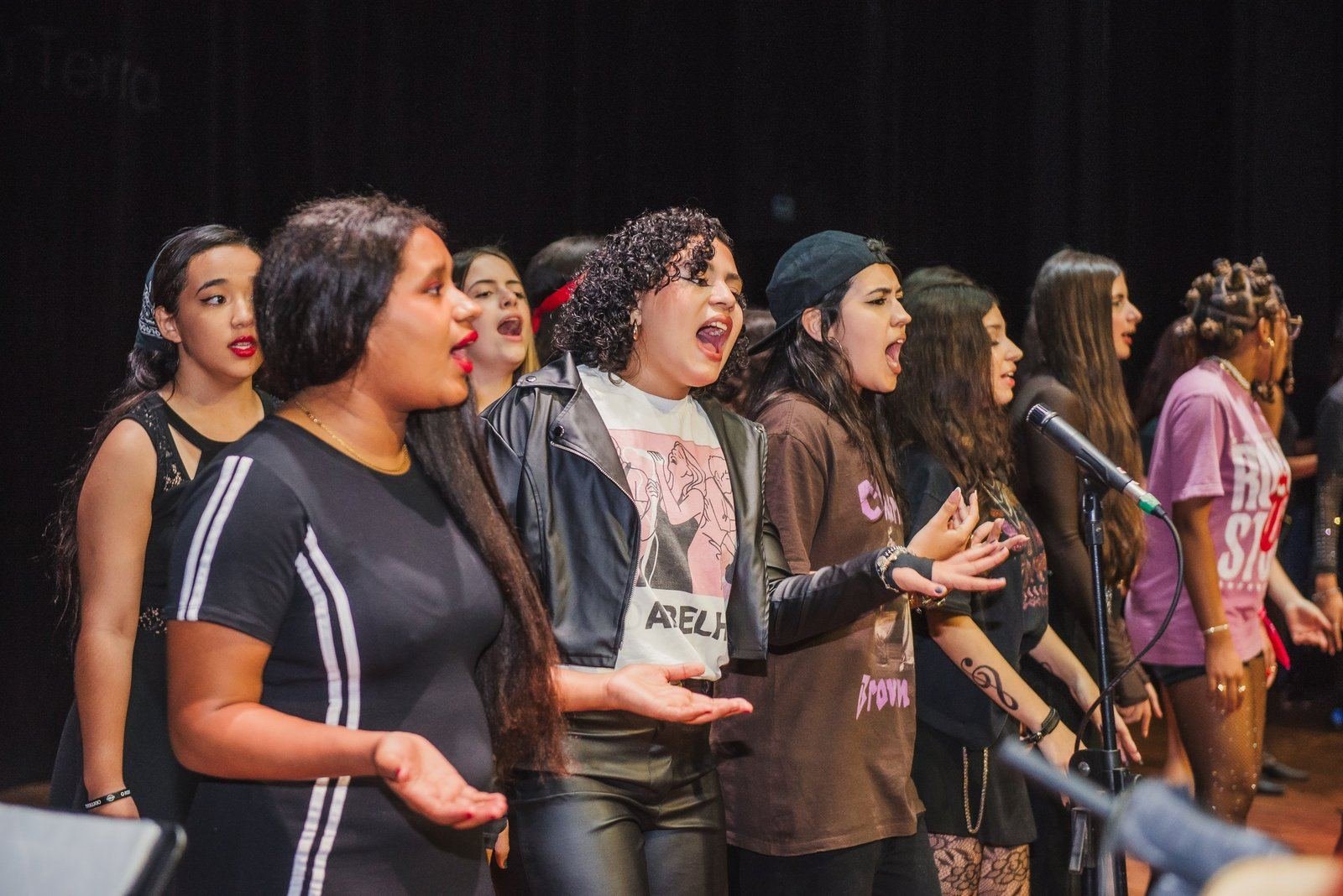 Coral jovem das Montanhas em apresentação no palco
