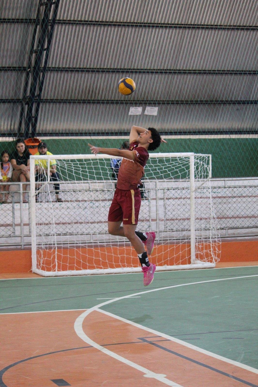 Atleta de voleibol saltando para o saque no Centro de Treinamento das Montanhas
