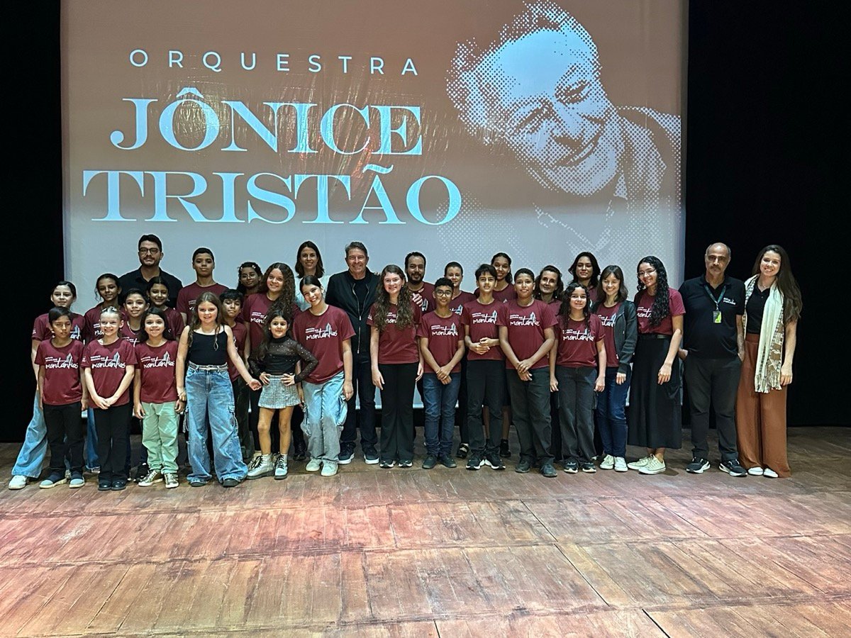 Turma da Orquestra Jônice Tristão reunida com instrumentos de corda