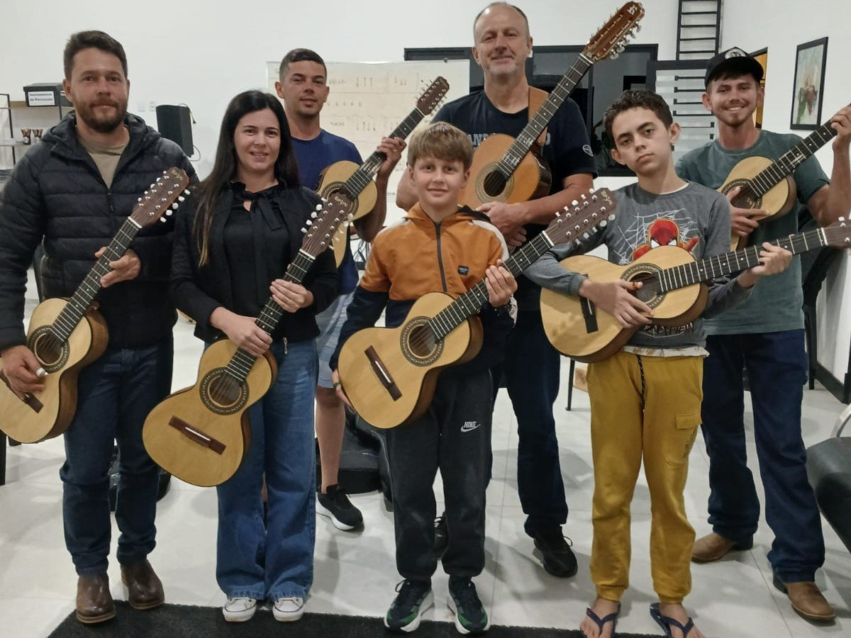 Turma da Orquestra de Viola das Montanhas com seus instrumentos